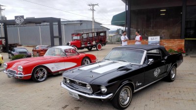 Replica Corvete e Mustang