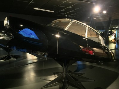 Citroen DS exposto, ele está sem rodas pois o espaço tem o espírito da propaganda da época, que fazia alusão à modernidade e da sensação de se estar voando no carro.