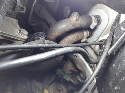Tubo rompeu na parte de baixo onde conecta perto do motor. Parece q este tubo vai para dentro do painel do carro.